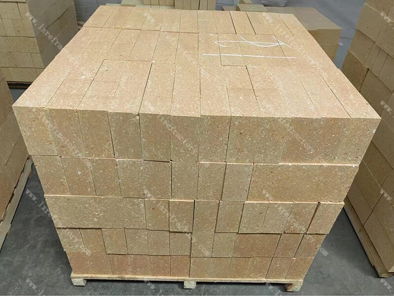 Composite brown fused alumina brick