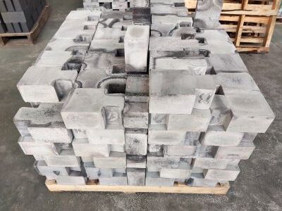 Silicon nitride-bonded silicon carbide bricks