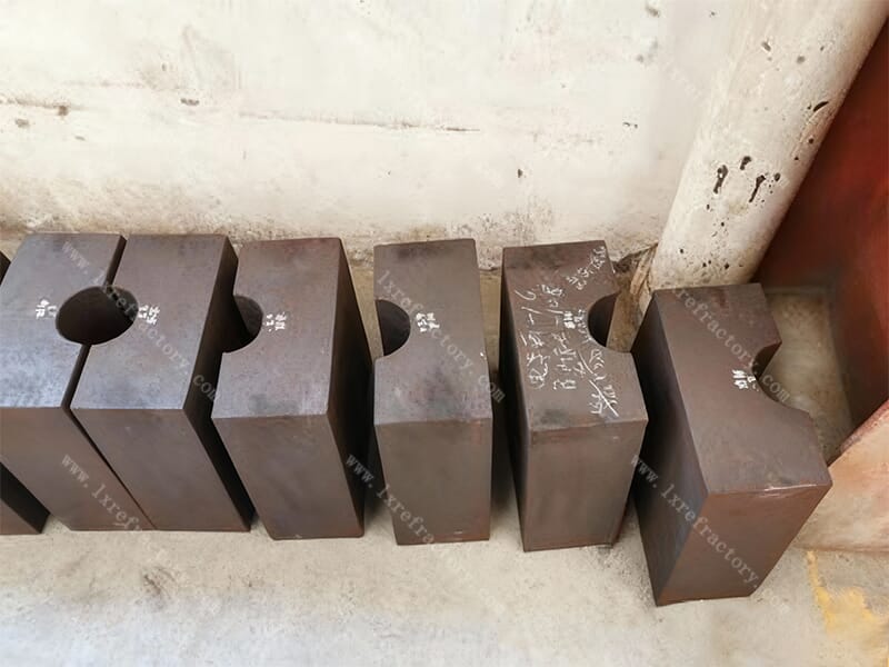 Semi-recombined magnesia-chrome bricks