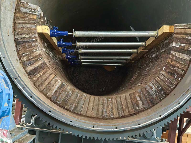 Refractory bricks used for converter lining